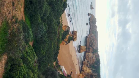 las rocas de ponta da piedade cerca de lagos en el algarve, portugal