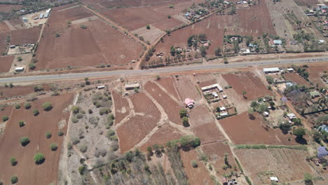 antena de granjas en un paisaje seco y árido en las zonas rurales de kenia
