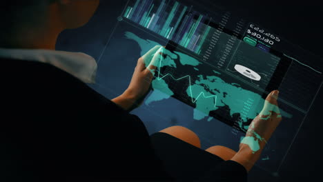 mujer de negocios usando una tableta con animación digital