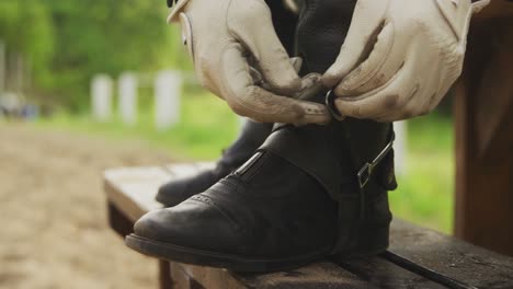 hombre afroamericano preparándose para montar un caballo de doma