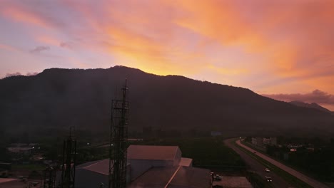 Sitio-De-Construcción-Industrial-Contra-La-Pintoresca-Puesta-De-Sol-A-Lo-Largo-De-La-Carretera-En-Villa-Altagracia,-República-Dominicana