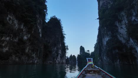 Clip-De-Punto-De-Vista-Que-Muestra-La-Tradicional-Proa-De-Madera-De-Un-Barco-Moviéndose-A-Través-De-Un-Tranquilo-Canal-En-El-Parque-Nacional-De-Tailandia-Al-Atardecer,-Un-Hermoso-Destino-De-Luna-De-Miel