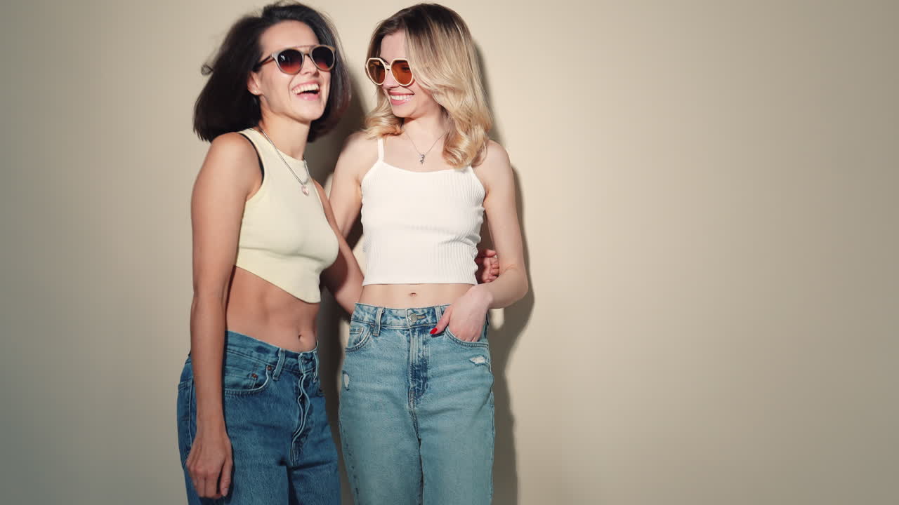 dos mujeres jóvenes posando juntas