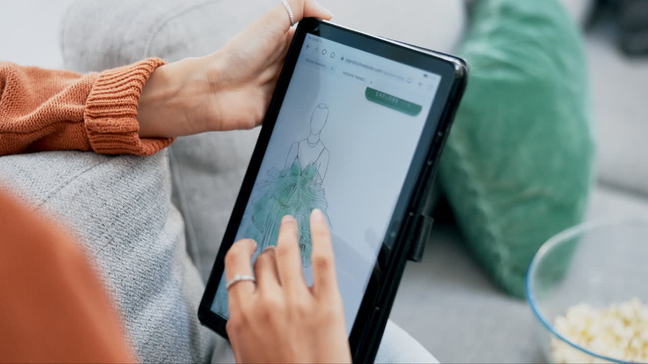 패션 웹 사이트에서 여성, 손 및 태블릿