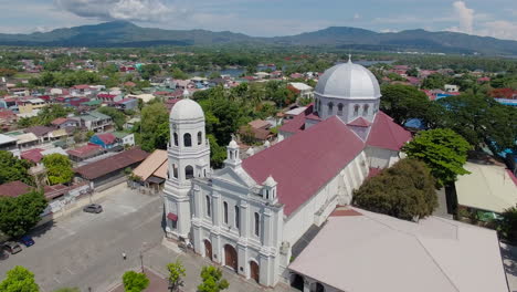 una iglesia basílica en la ciudad con una vista del paisaje de batangas, filipinas, una vista de drones