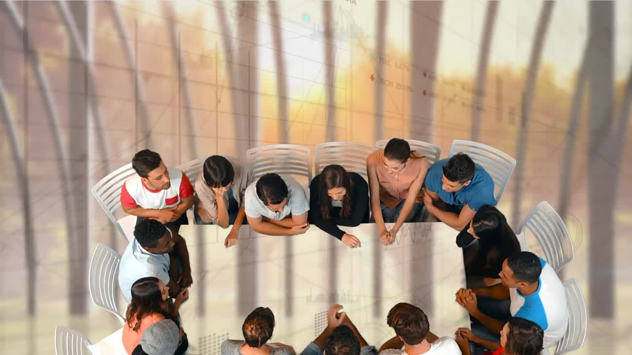 다양한 사업가들이 책상에서 다양한 데이터를 배경으로 브레인스토밍을 하는 애니메이션