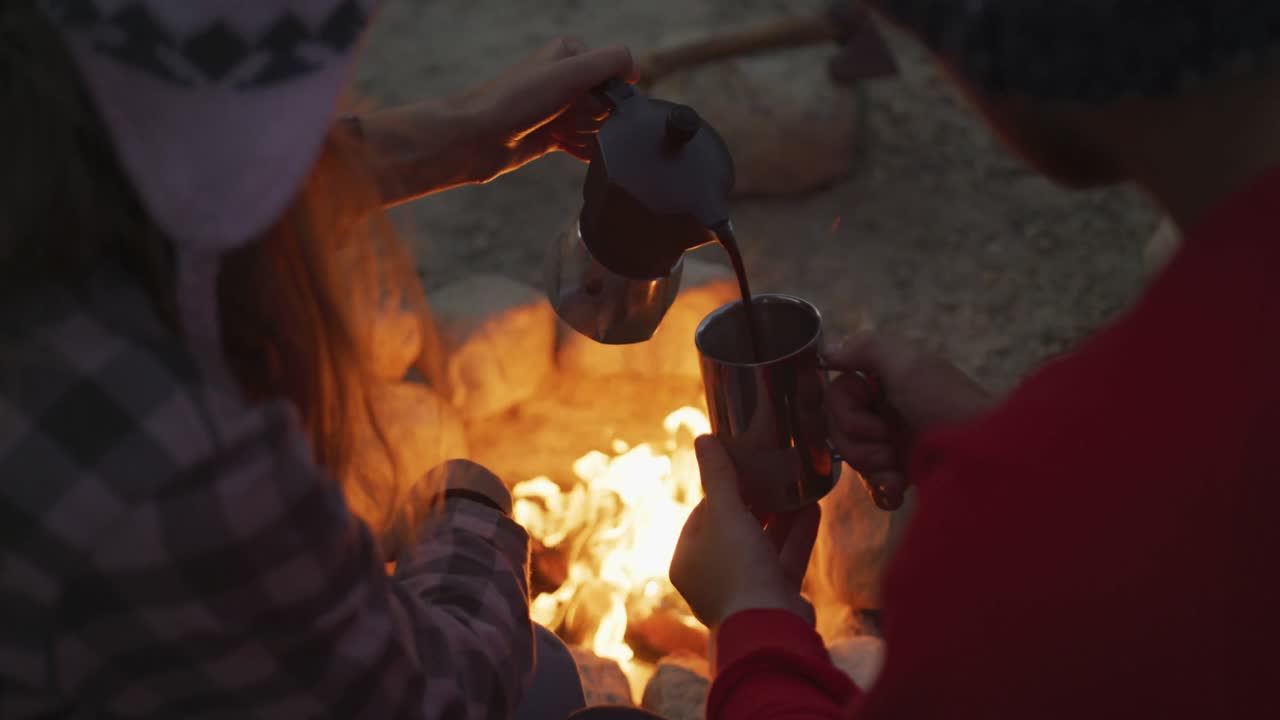 pareja caucásica acampando en la naturaleza por la noche