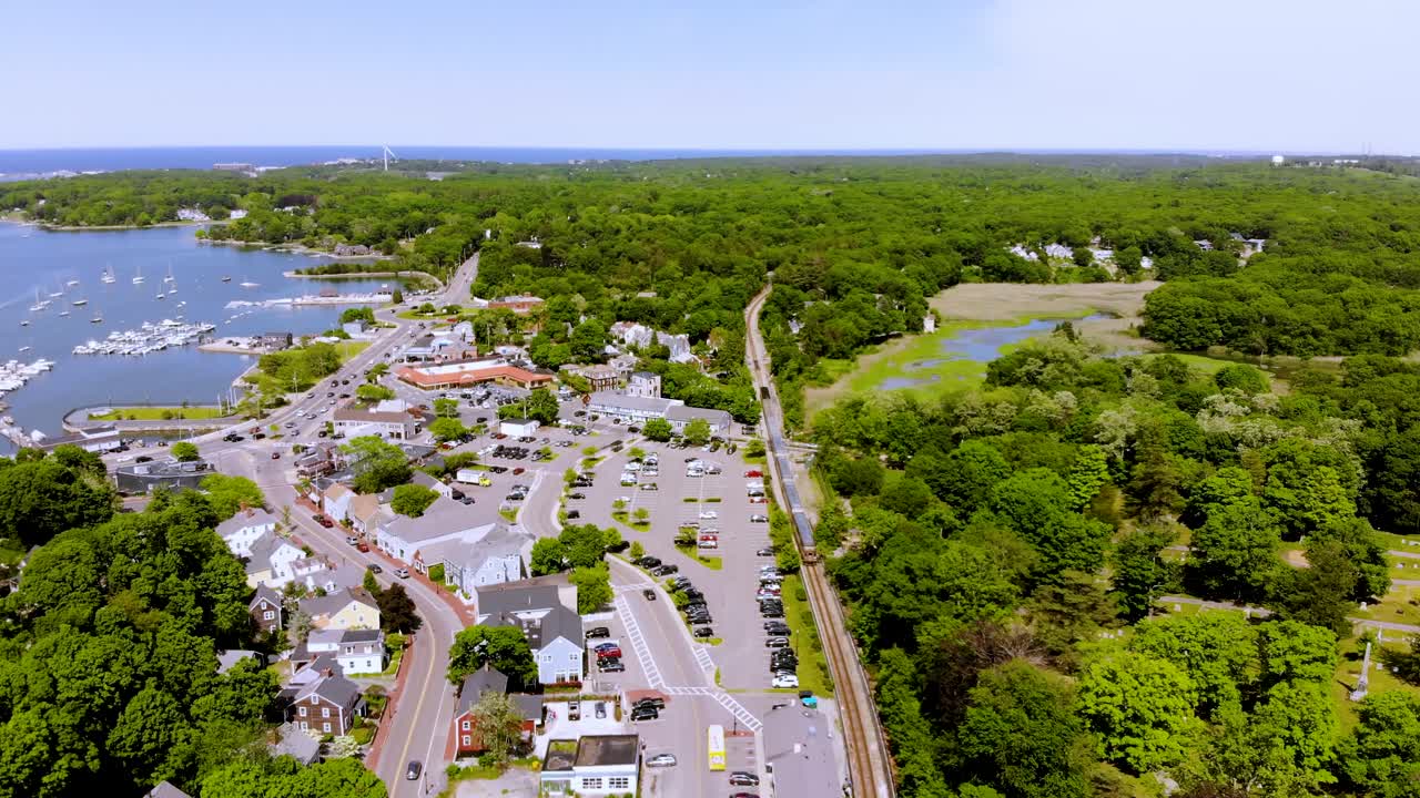 一列火车在晴天沿着繁忙的城市运行