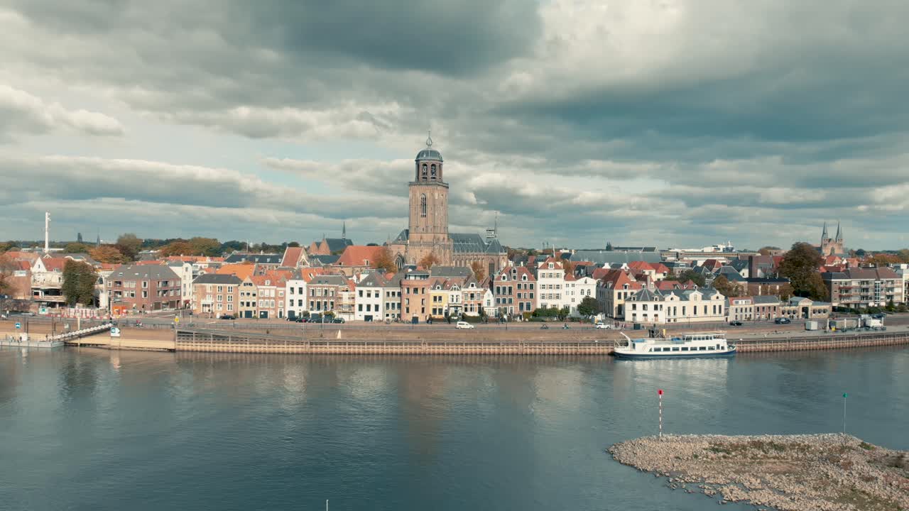 vista aérea de la ciudad medieval holandesa deventer, que se desplaza lentamente hacia arriba, revelando toda la ciudad bajo un espectacular cielo nublado