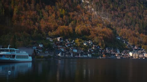 otoño en el famoso destino turístico tranquilo municipio de hallstatt en austria