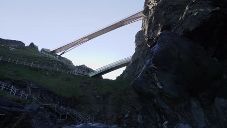 inclinarse hacia los puentes hacia el castillo de tintagel.