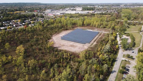 amplia vista aérea de paneles solares en las afueras de la ciudad