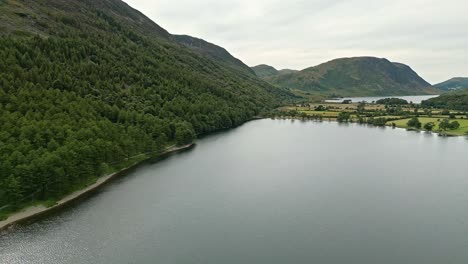 Imágenes-Aéreas-Del-Lago-Buttermere-En-El-Distrito-De-Los-Lagos-En-El-Noroeste-De-Inglaterra