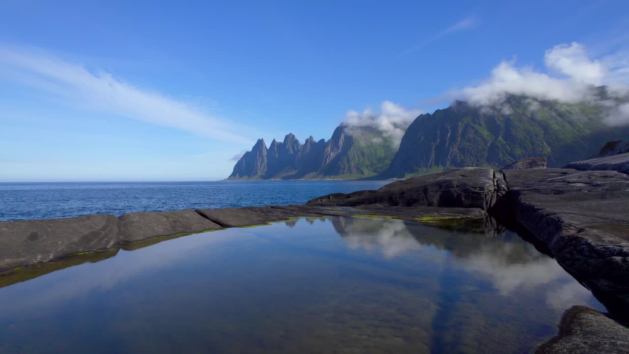 아름다운 산을 향한 경치 좋은 풍경을 가진 바위 풍경 위를 날아가는 낮은 공중 전진  ⁇
