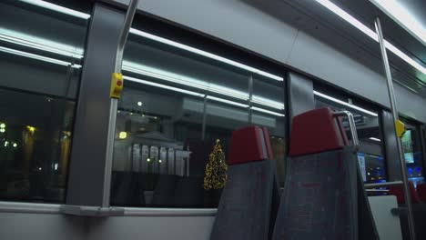 árbol de navidad y la catedral de helsinki a través de la ventana de un autobús de tránsito