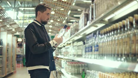 hombre comprando alcohol en una tienda de comestibles