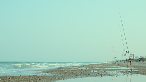 Cañas-De-Pescar-En-La-Orilla-Del-Mar