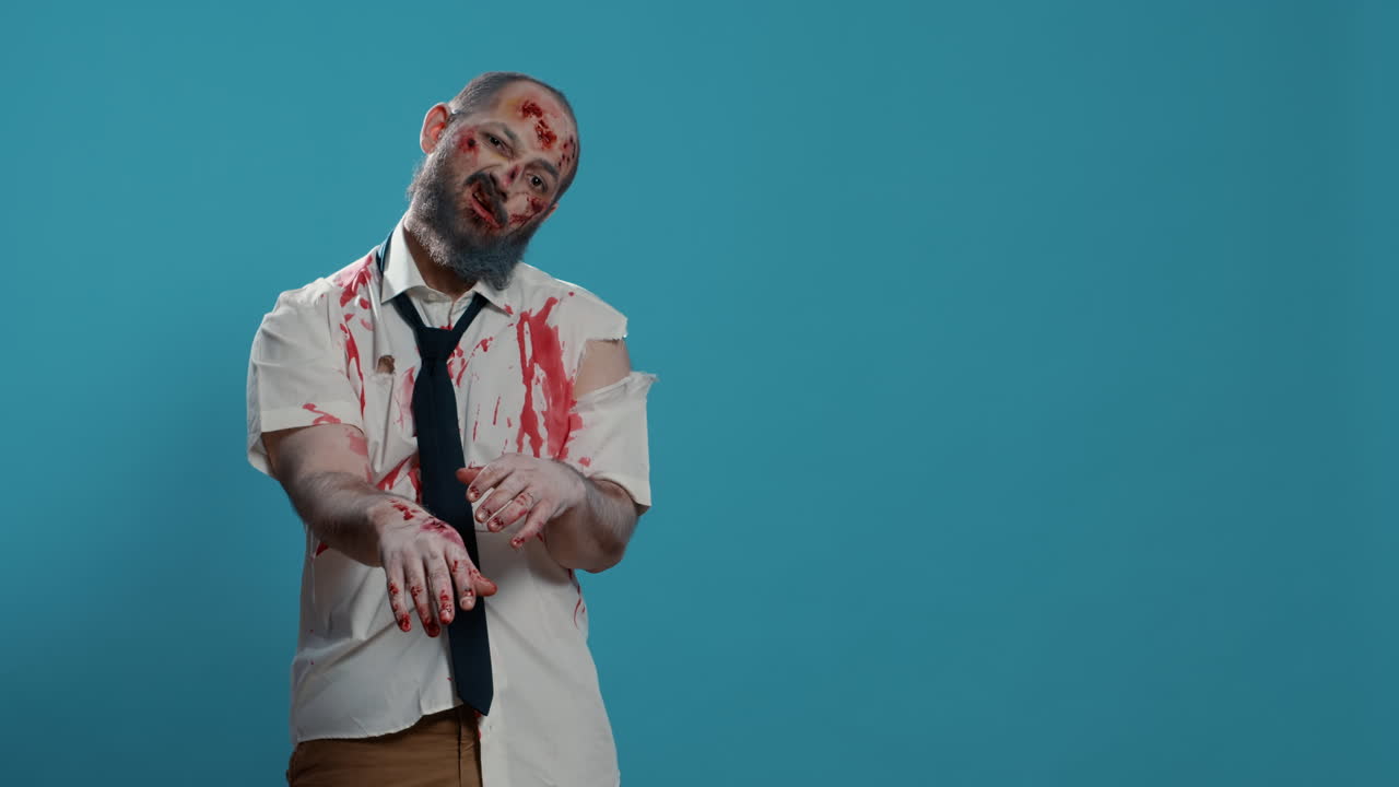 Sint, stygg zombie som prøver å få en kopp kaffe på blå bakgrunn