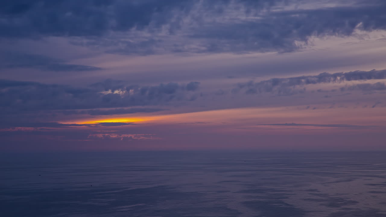 주황색과 짙은 파란색의 극적인 클라우드스케이프 일몰, 융합 시간 경과