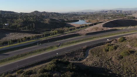 Autobahn-Mit-Wenig-Verkehr,-See-Und-Natur-Im-Hintergrund