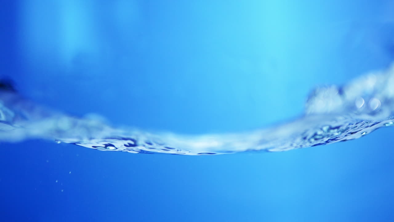 매끄러운 물 표면에 있는 크리스탈 방울