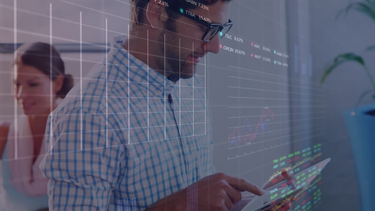 animación de gráficos financieros y datos sobre el hombre caucásico trabajando en la tableta en la oficina