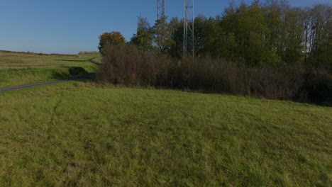 Nueva-Tecnología-Celular-5G-En-Grandes-Campos-De-Cultivo,-Revelación-De-Inclinación-De-Plataforma-Rodante-Aérea