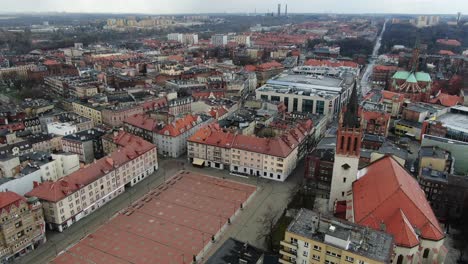 Plaza-Principal-Aérea-En-Bytom-Polonia-Con-Iglesia