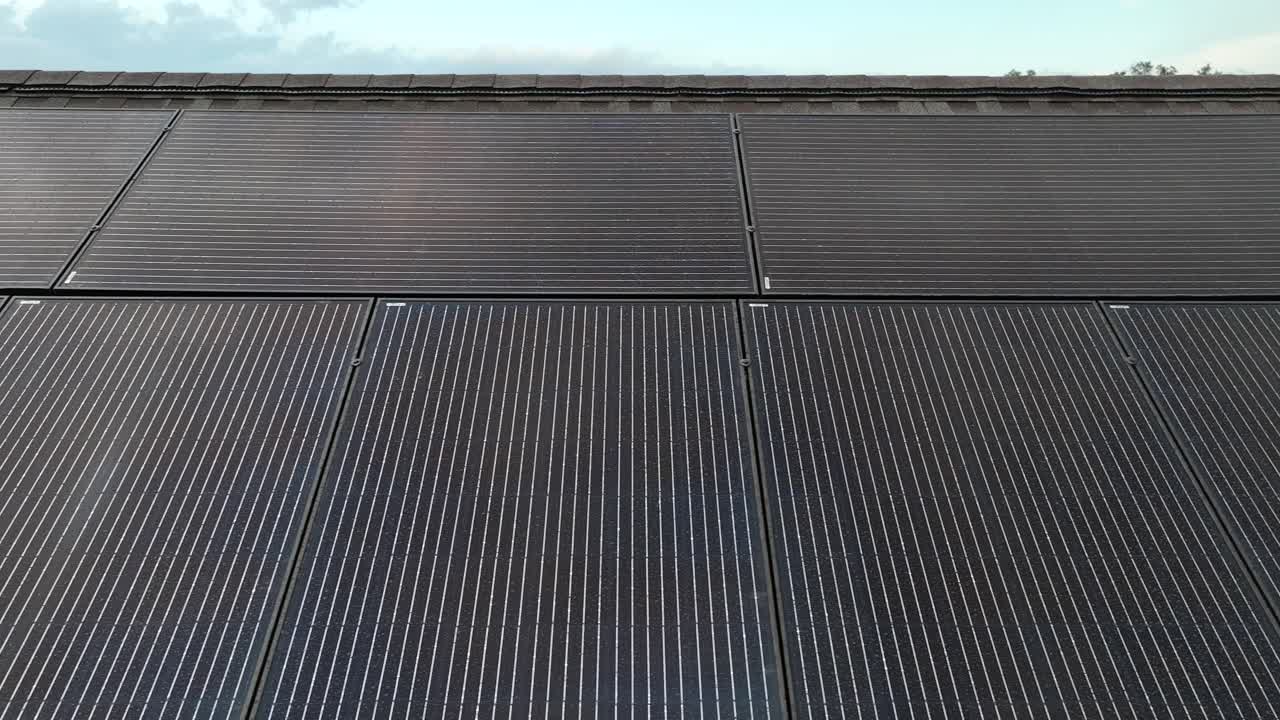 paneles solares en el techo inclinado