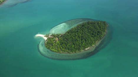 Aérea-Lejos-Drone-Pequeño-Tropical-Isla-Privada