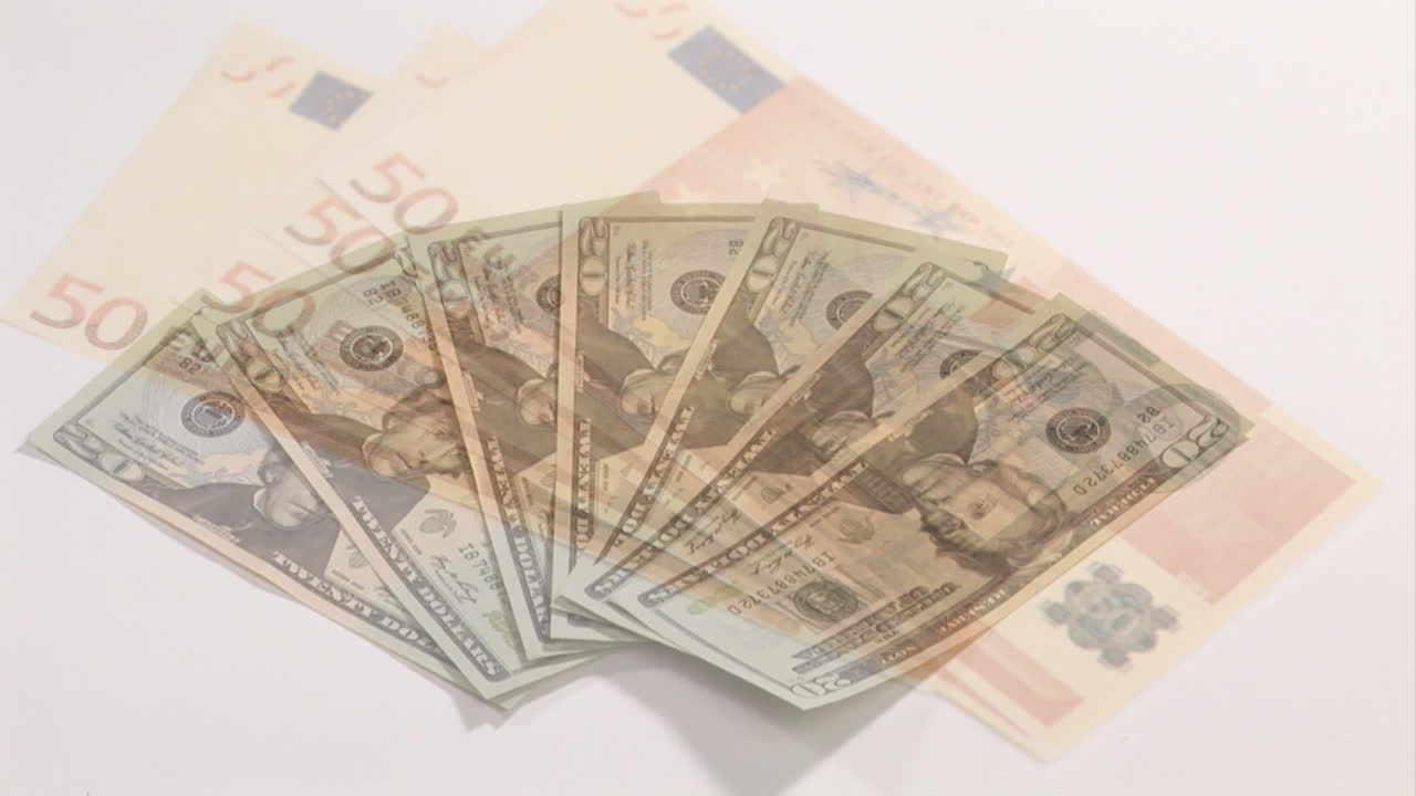 animación de billetes de 20 dólares en la mesa sobre 50 euros cayendo contra un fondo blanco