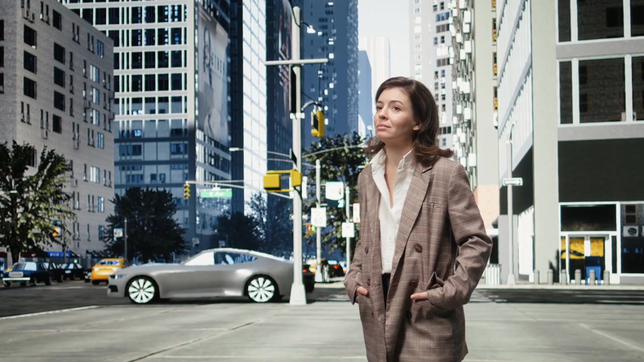 Donna sorridente che visita la città su un viale metropolitano