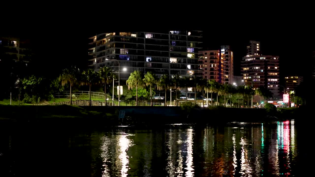 luces de la ciudad reflejadas en el agua del canal
