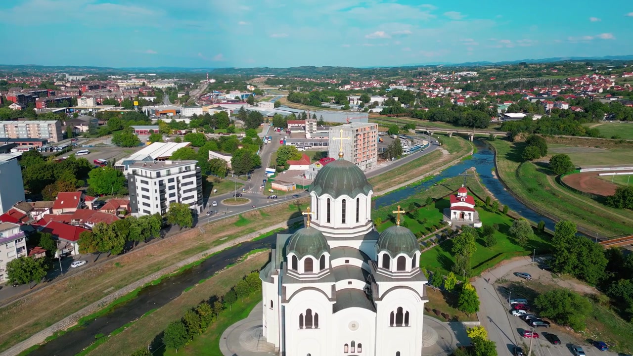 Ripresa con drone della Cattedrale Ortodossa Serba della Resurrezione del Signore. Valjevo. Foce dei fiumi Kolubara e Gradac