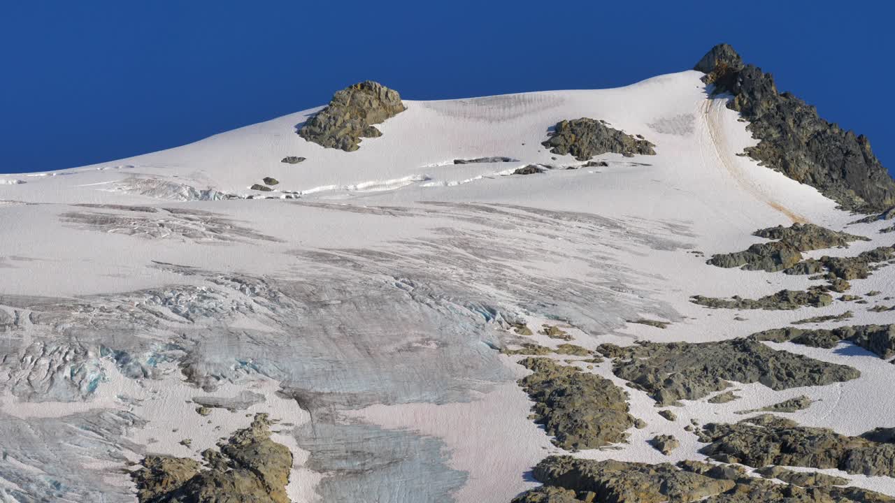 캐나다 브리티시 컬럼비아 의 스 ⁇ 미시-릴루트 에 있는 릴루트 호수 의 얼어붙은 산 들