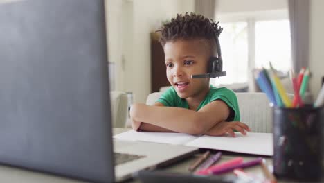 Afroamerikanischer-Junge,-Der-Kopfhörer-Trägt-Und-Einen-Schulvideoanruf-Auf-Dem-Laptop-Führt