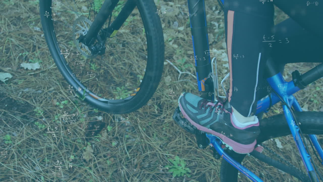 ecuaciones matemáticas contra la sección baja del hombre en bicicleta en el bosque