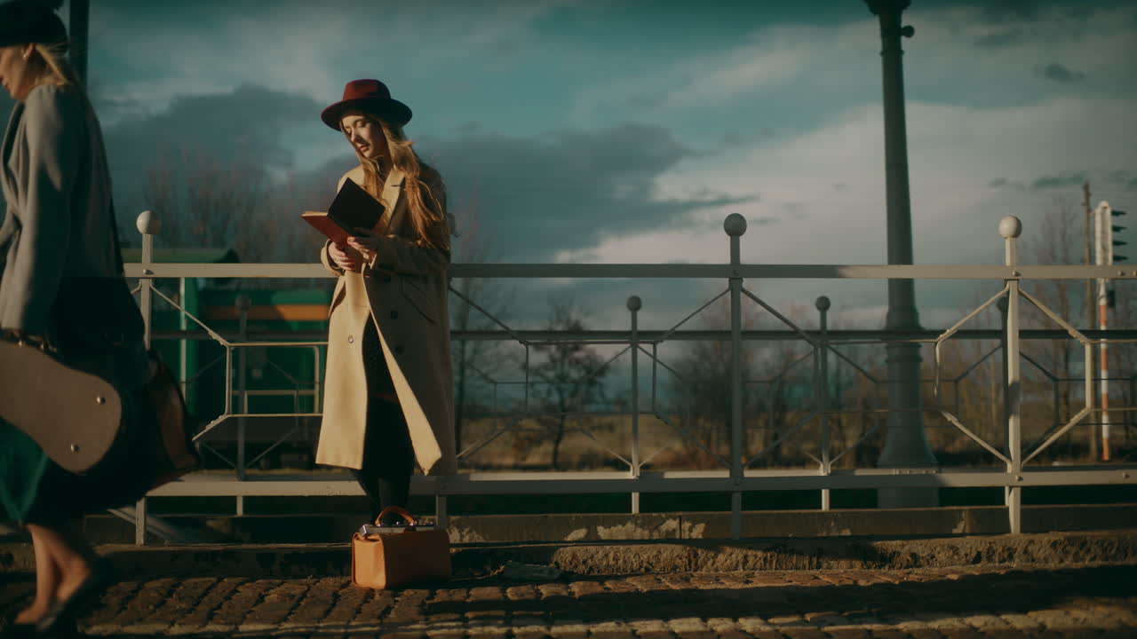 기차역 에서 사려 깊은 생각 을 하는 여자