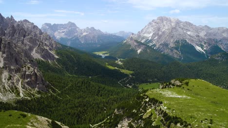 Nationalpark-Drei-Zinnen-In-Den-Dolomiten.-Wunderschöne-Natur-Italiens.