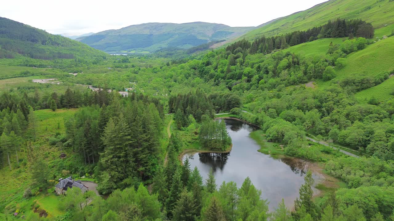 스코틀랜드 글렌코 산맥의 숲 위를 날아다니는 드론