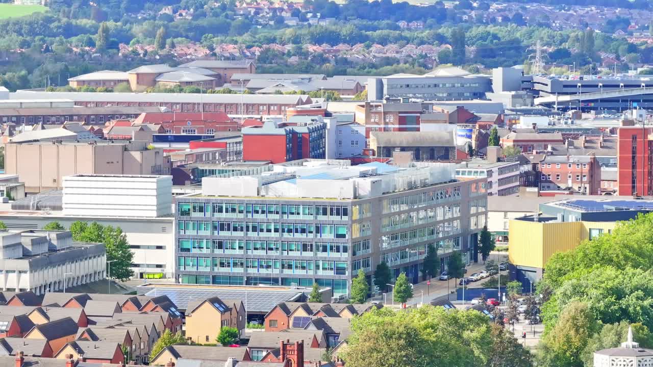 영국 사우스 요크셔 의 돈캐스터 시 에 있는 현대적 인 유리 전면 건물 과 주택 부동산