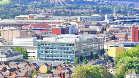 un moderno edificio de fachada de vidrio y vivienda inmobiliaria en la ciudad de doncaster en south yorkshire, inglaterra