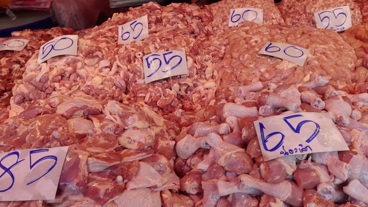 공장에서 고기를 분류하고 포장