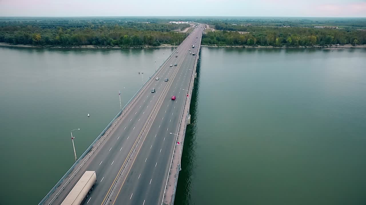 прекрасный вид на мост через реку, проходящий через мост с воздуха.