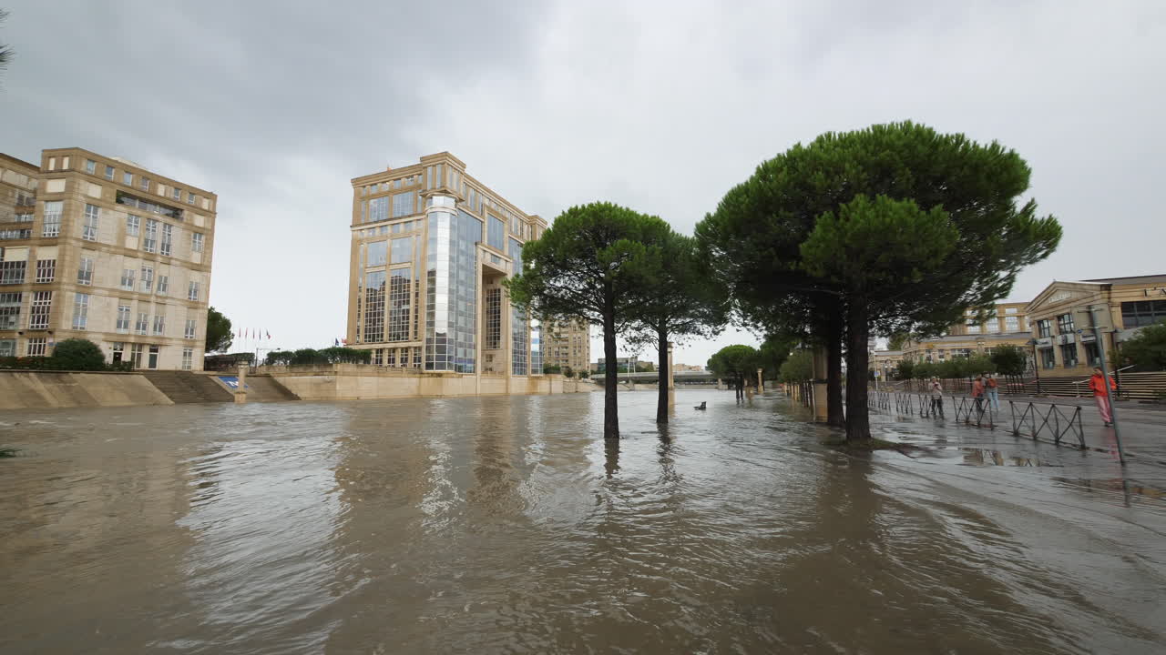 montpellier le lez río inundado día nublado vecindario residencial antigone