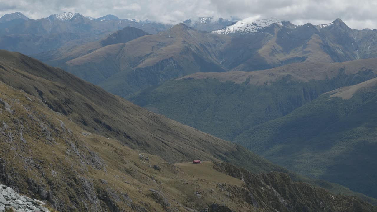 amplia vista de la cabaña de brewster y las montañas circundantes desde la pista de bre wster en el parque nacional mount aspiring, nueva zelanda