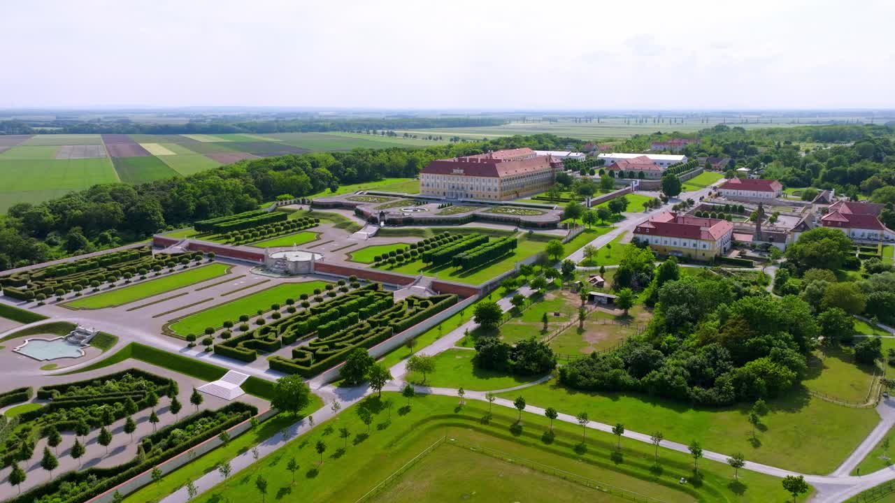 오스트리아 의 슬로스 호프 요새 에 있는 초록색 식물 들 이 있는 스타일 의 정원