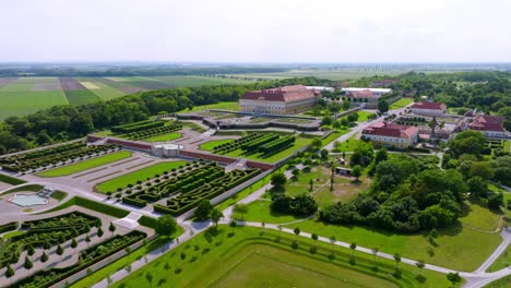 Gestylter-Garten-Mit-Grünen-Pflanzen-In-Der-Festung-Schloss-Hof-In-Österreich