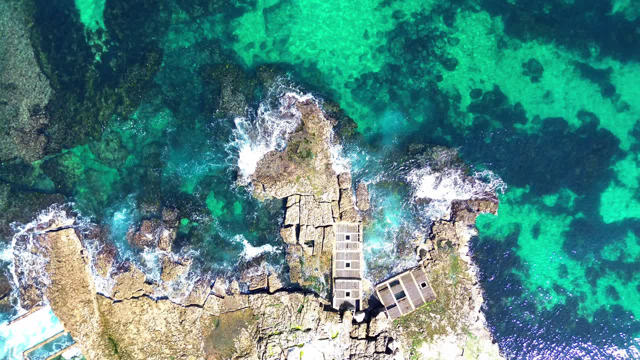 거친 해안의 공중 전망 , 파란 파도, 4k