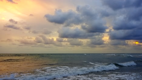 Olas-Del-Mar-Y-Nubes-Al-Atardecer